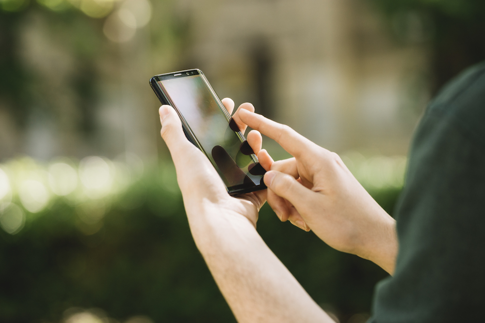 smartphone-on-hand